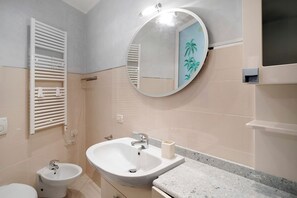 Shower, hair dryer, towels - Apartment 'Casa Marte' with Air Conditioning (Alassio)