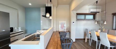 Réfrigérateur, micro-ondes, plaque de cuisson