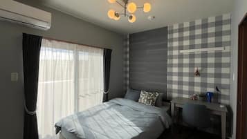 3 室のベッドルーム、デスク、WiFi (無料)、ベッドシーツ