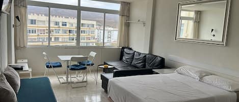 1 habitación, tabla de planchar con plancha, wifi gratis y ropa de cama