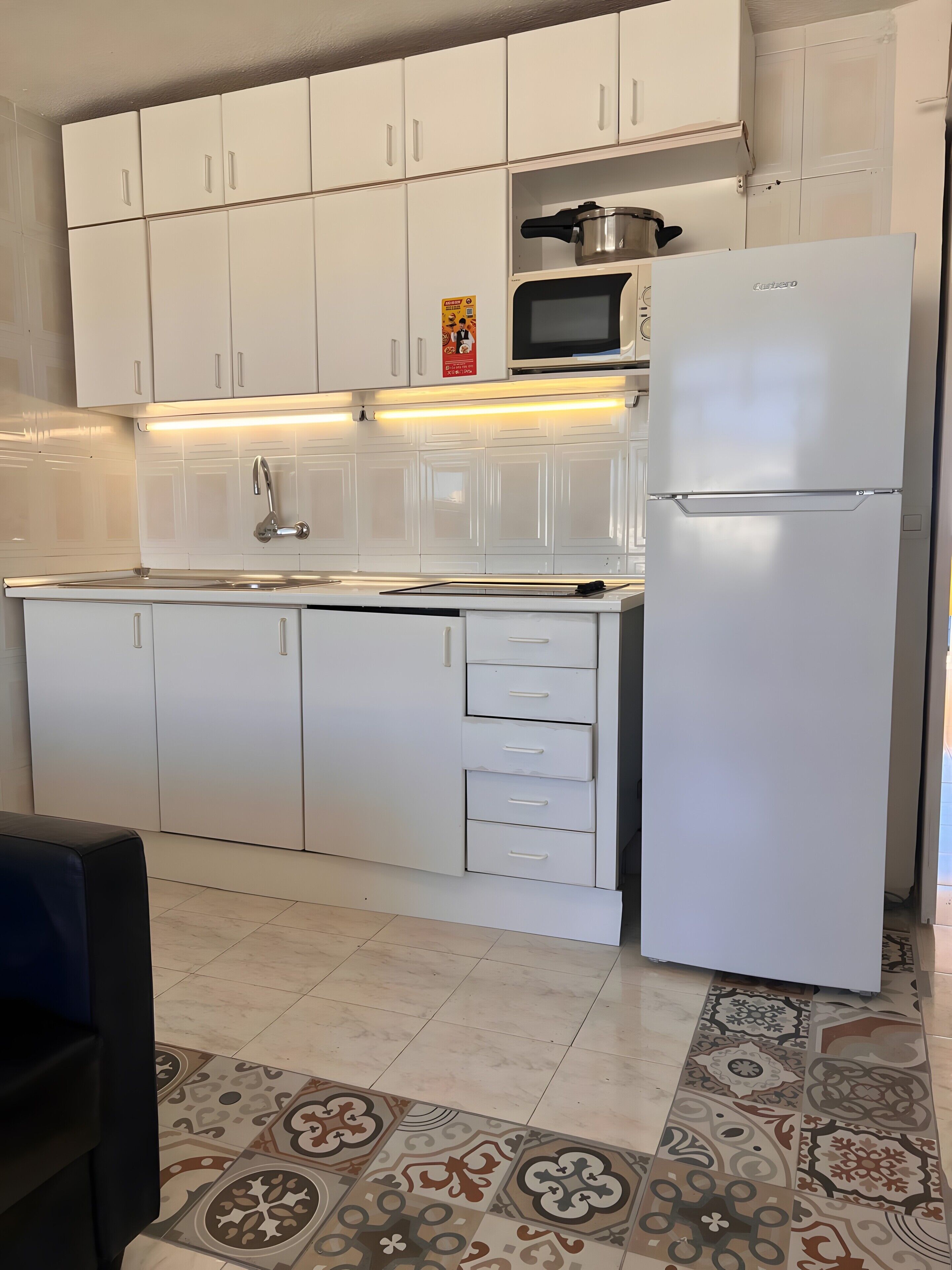 Kühlschrank, Mikrowelle, Ofen, Herdplatte