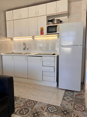 Fridge, microwave, oven, stovetop - Vacation Apartment 'Mirador Los Molinos' with Sea View, Shared Pool and Shared Garden (San Bartolomé de Tirajana)