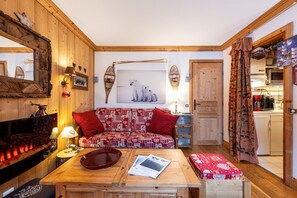 Una televisión, un reproductor de DVD, un reproductor estéreo