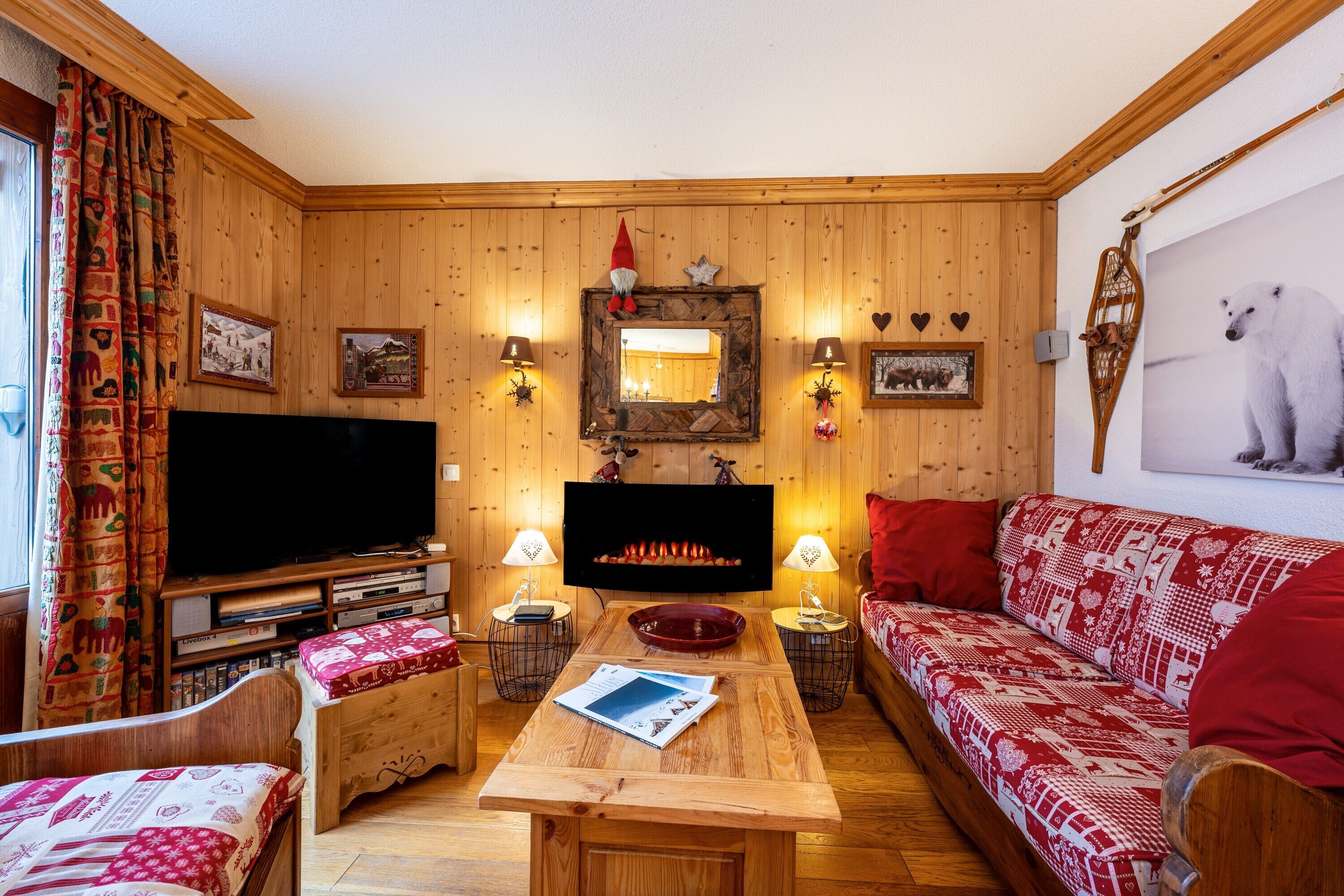 Télévision, lecteur de DVD, chaîne hi-fi