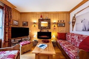 Una televisión, un reproductor de DVD, un reproductor estéreo