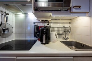 Fridge, microwave, oven, stovetop - Apartment 'Le Châtelard' with Mountain View, Private Terrace and Wi-Fi (Val-d'Isère)