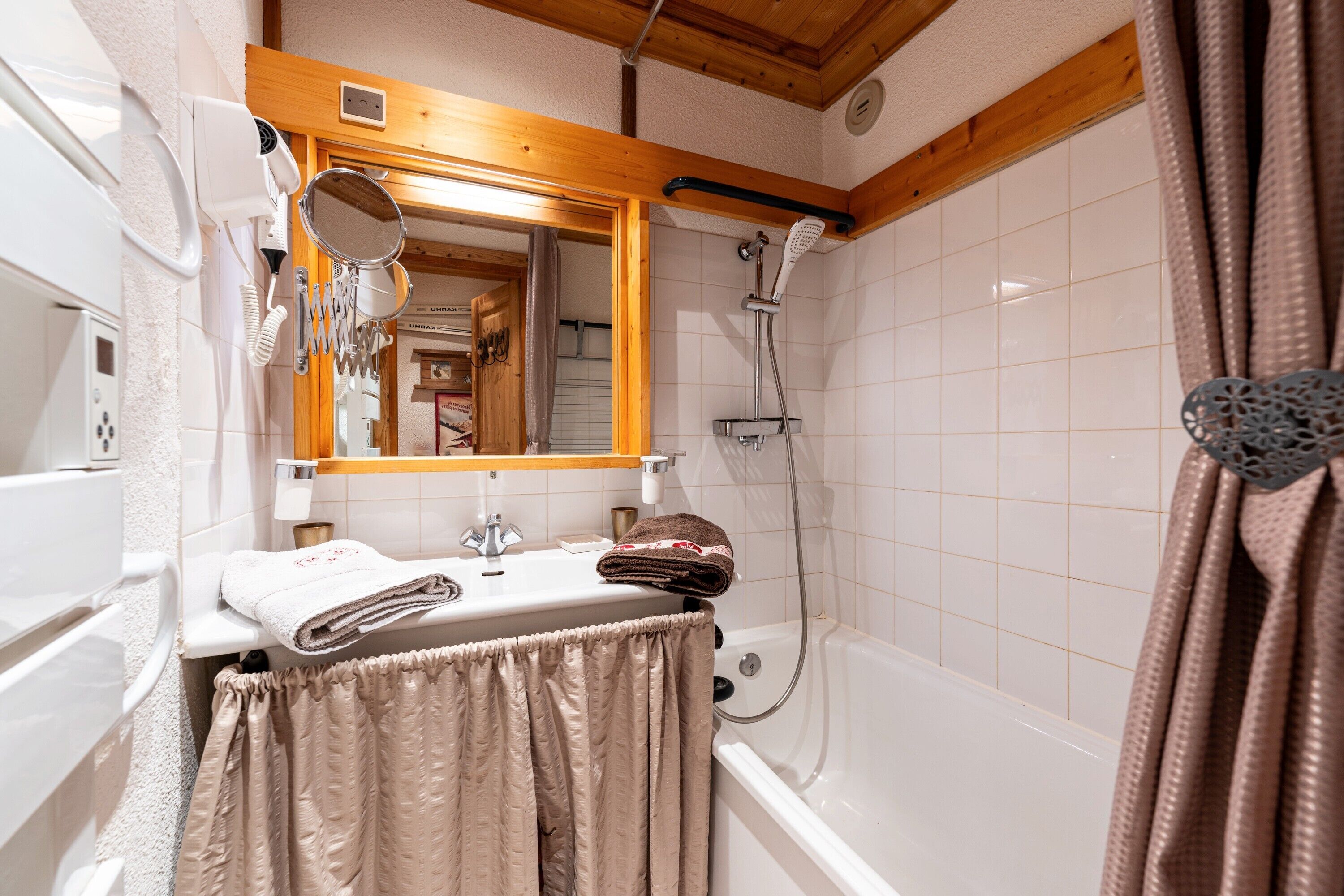 Douche, séchoir à cheveux, serviettes fournies