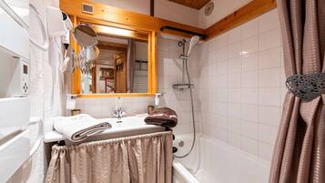Douche, séchoir à cheveux, serviettes fournies