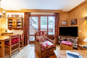 TV, DVD player, stereo - Apartment 'Le Châtelard' with Mountain View, Private Terrace and Wi-Fi (Val-d'Isère)