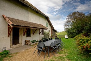 Outdoor dining - Holiday Home 'Le Palefroi De Merlas' with Mountain View and Private Garden (Merlas)