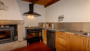 Kylskåp, mikrovågsugn, ugn och spishäll