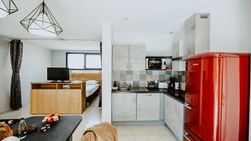 Réfrigérateur, micro-ondes, four, plaque de cuisson