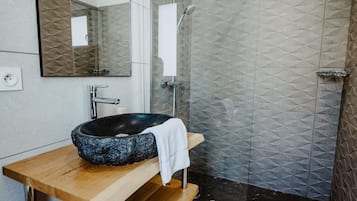 Een douche, handdoeken