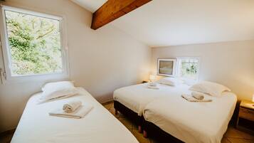 2 bedrooms, iron/ironing board, free WiFi, bed sheets