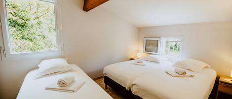 2 quartos, ferros/tábuas de passar roupa, Wi-Fi de cortesia