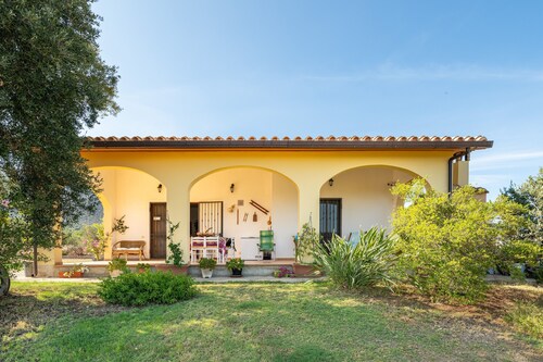 Villa 'Oliveto' mit Bergblick, privater Terrasse und Klimaanlage