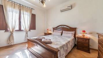 3 bedrooms, bed sheets