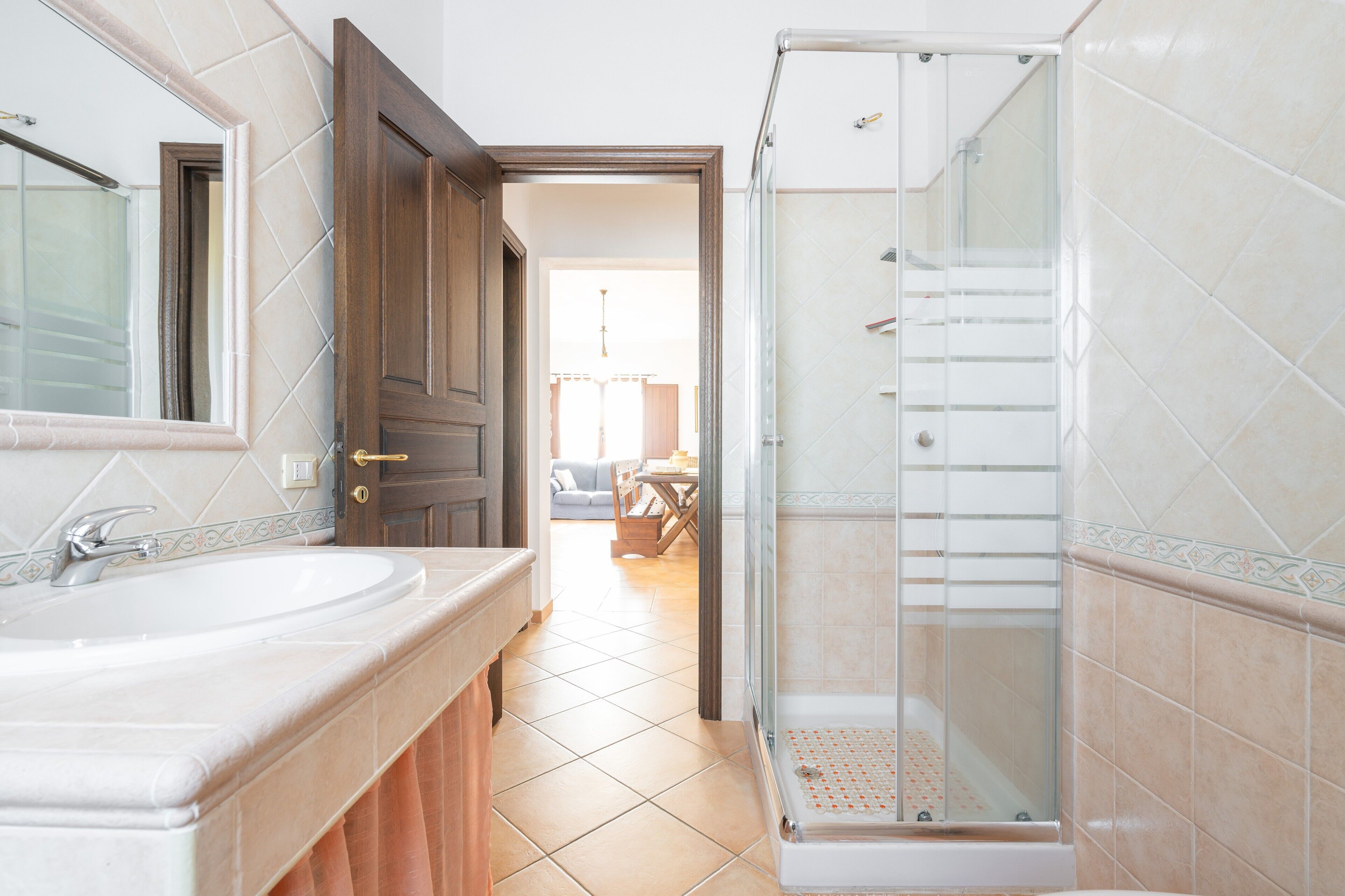 Een douche, een haardroger, handdoeken