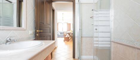 Douche, séchoir à cheveux, serviettes fournies