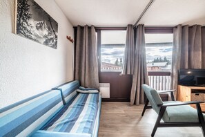 TV, ping pong - Apartment 'Les Mouflons' with Mountain View and Balcony (Taninges)