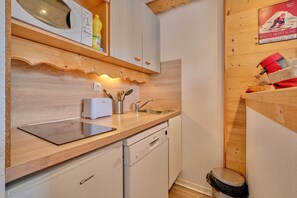 Dishwasher, coffee/tea maker, electric kettle, toaster