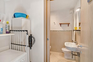Bathroom - Apartment 'Loft Nel Centro Di Alassio' with Wi-Fi and Air Conditioning (Alassio)