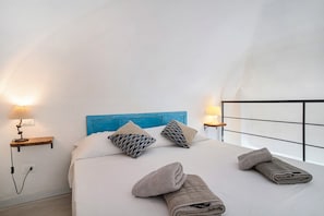 Room - Apartment 'Loft Nel Centro Di Alassio' with Wi-Fi and Air Conditioning (Alassio)