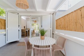 Outdoor dining - Holiday Home 'Villetta Bianca' with Private Terrace and Air Conditioning (Fontanelle)