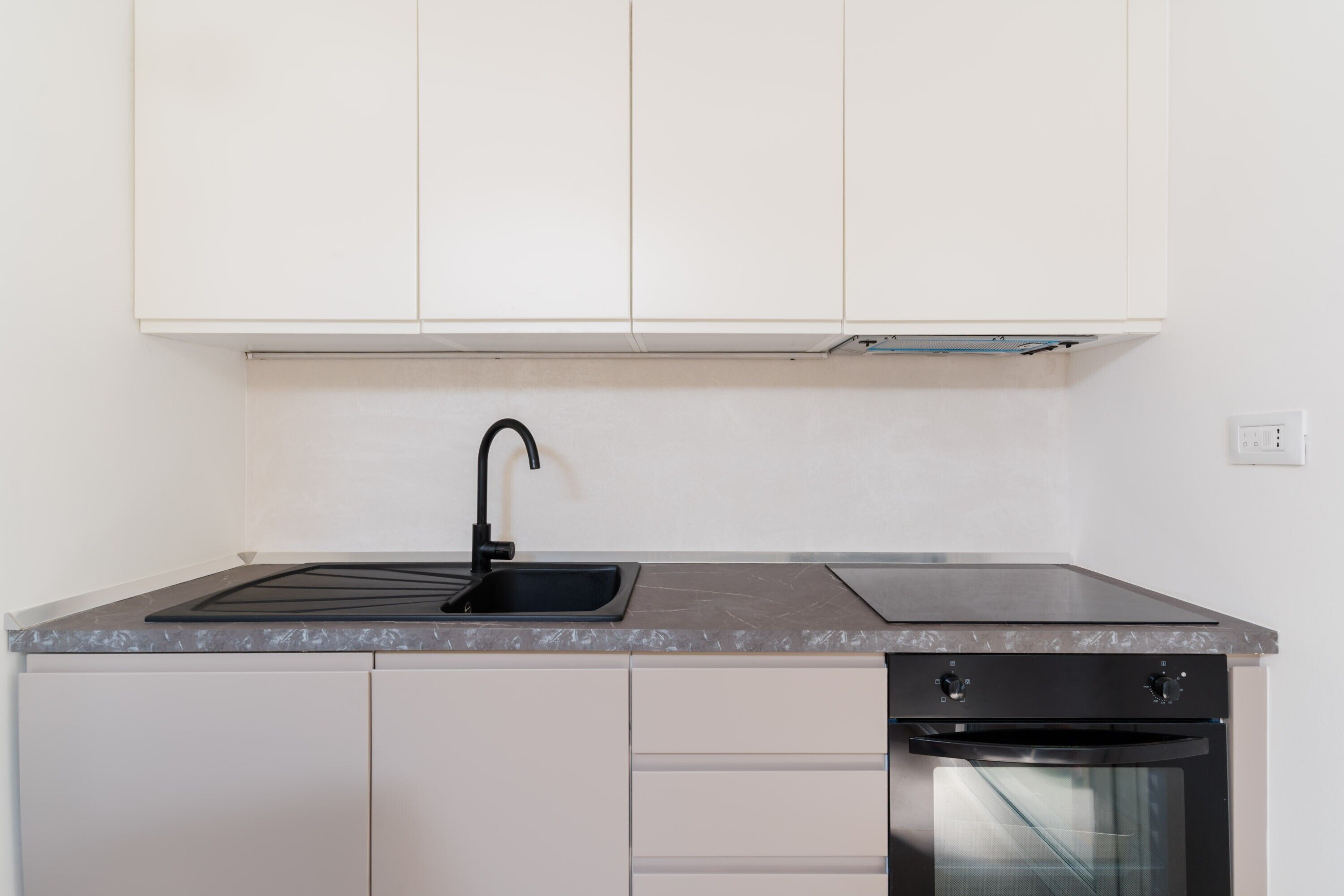 Een koelkast, een vaatwasser, een koffiezetapparaat/waterkoker