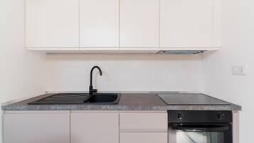 Een koelkast, een vaatwasser, een koffiezetapparaat/waterkoker