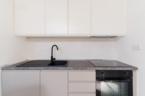 Fridge, dishwasher, coffee/tea maker, cookware/dishes/utensils - Holiday Home 'Villetta Bianca' with Private Terrace and Air Conditioning (Fontanelle)