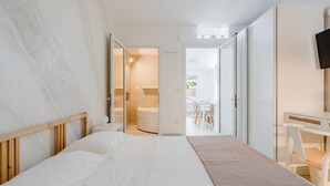Une chambre à coucher avec un lit, un bureau et une chaise.
