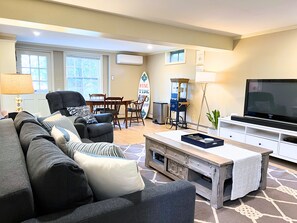 スマートテレビ、暖炉、DVD プレーヤー、書庫