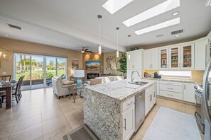 Interior - Vacation in Indian Wells Golf Tennis Festivals Sunshine - 3 Bedroom Modern Home (Indian Wells)