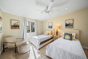 3 soveværelser, pengeskab på værelset, skrivebord, strygejern/strygebræt