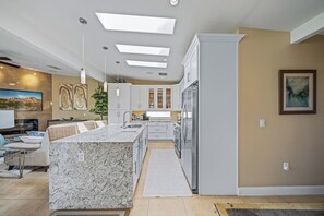 Fridge, microwave, oven, stovetop - Vacation in Indian Wells Golf Tennis Festivals Sunshine - 3 Bedroom Modern Home (Indian Wells)