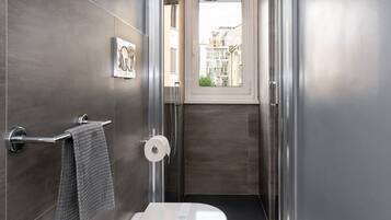 Dusche, Haartrockner, Bidet, Handtücher