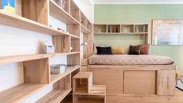 1 bedroom, desk, WiFi, bed sheets