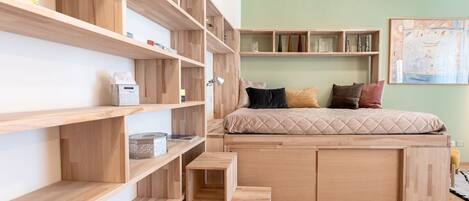 1 bedroom, desk, WiFi, bed sheets