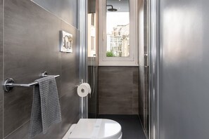 Douche, sèche-cheveux, bidet, serviettes fournies