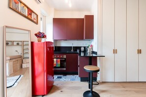 Réfrigérateur, micro-ondes, four, plaque de cuisson