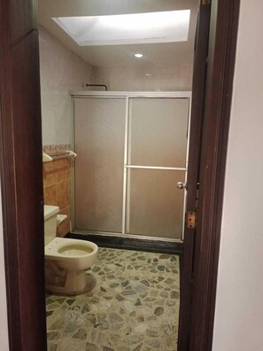 Quarto triplo clássico, sacada, vista para a montanha | Banheiro | Chuveiro, sabonete, papel higiênico 