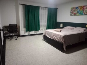 Quarto casal conforto, vista para a cidade | Wi-Fi de cortesia, roupa de cama