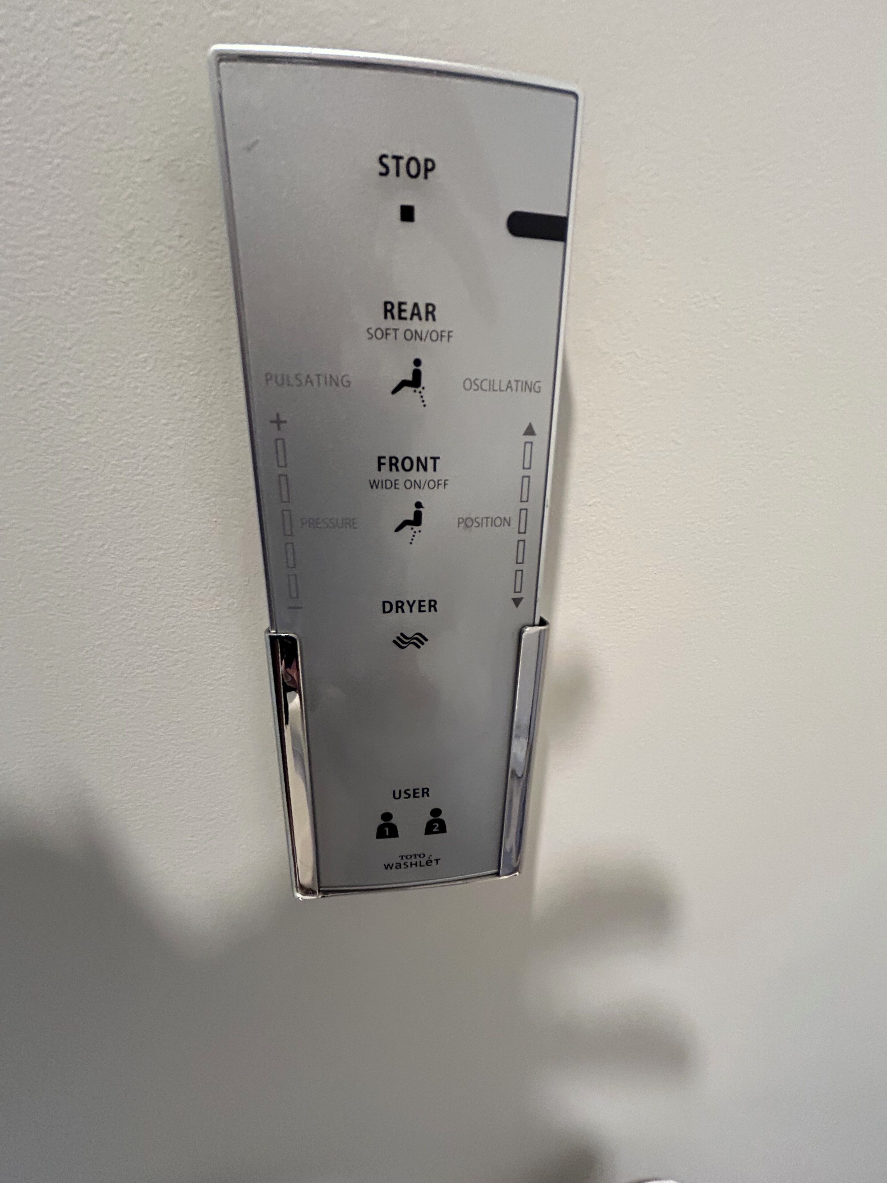 Un panneau de commande fixé au mur, doté de divers boutons et indicateurs de contrôle.