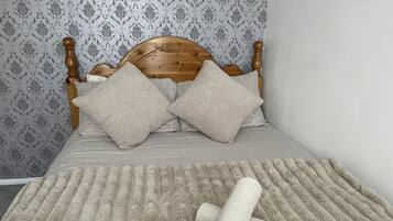 3 bedrooms, iron/ironing board, WiFi, bed sheets