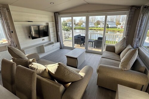Lakeside Caravan Sleeps 8 - Wifi, Parking, Views