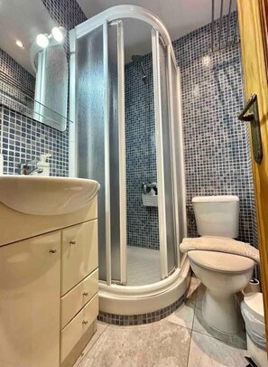 Douche, serviettes fournies
