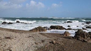 A rocky shoreline with waves crashing against the rocks under a clear sky. - Shell Hill 3-Bed Apt, Sleeps 6, 15 mins to Beach (Coleraine)