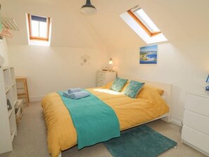 3 bedrooms, iron/ironing board, WiFi, bed sheets - Shell Hill 3-Bed Apt, Sleeps 6, 15 mins to Beach (Coleraine)