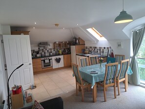 Fridge, microwave, oven, stovetop - Shell Hill 3-Bed Apt, Sleeps 6, 15 mins to Beach (Coleraine)